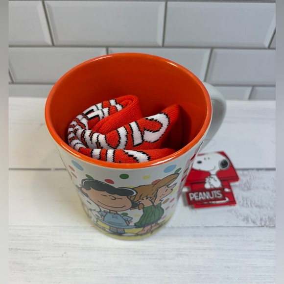 Peanuts Size:17 oz  Coffee Cup/Socks  Great for Gift 🎁 Super Cute! - Picture 3 of 9